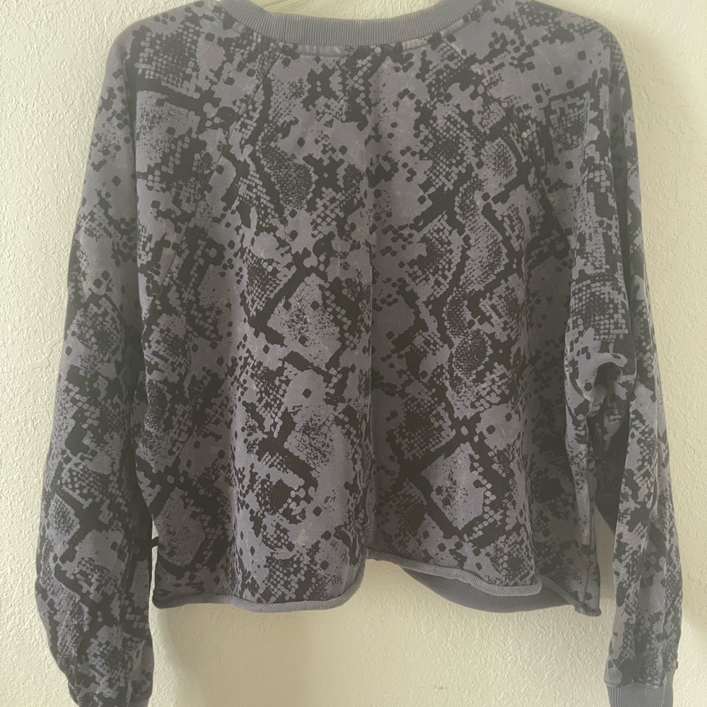 Bundle 4 for $20 🖤 JoyLab Charcoal and Black Crop Sweatshirt Top - Picture 3 of 3